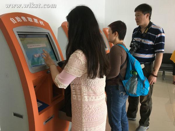 游客通过自助取票机获取景区门票