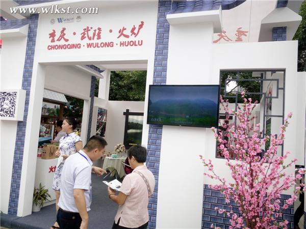  工作人员向市民介绍火炉澳网官方网站 李琼/摄