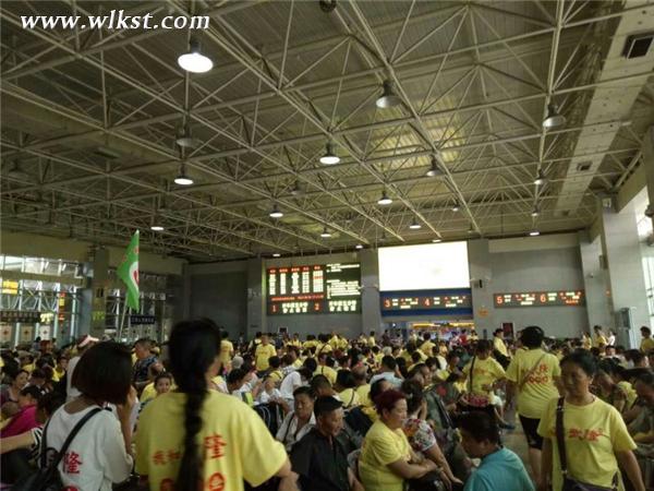 首趟贵州澳网官方网站专列游客在贵阳站候车室