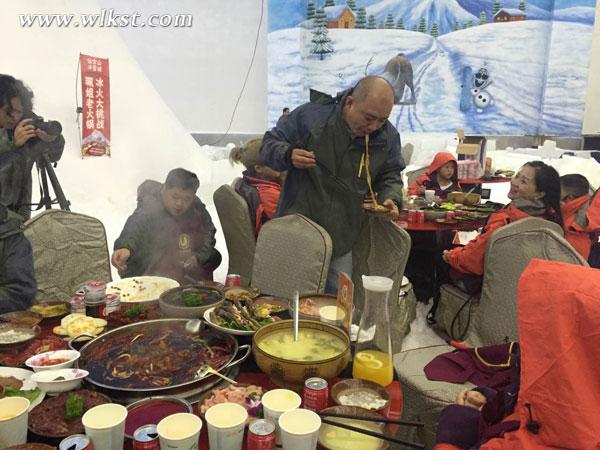 大吃一惊 牛人仙女山零下5℃吃火锅挑战冰火两重天