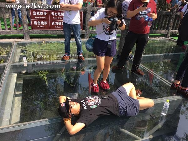 澳网官方网站新玩法 游客武隆天坑300米悬崖绝壁大玩“花式躺 ” 