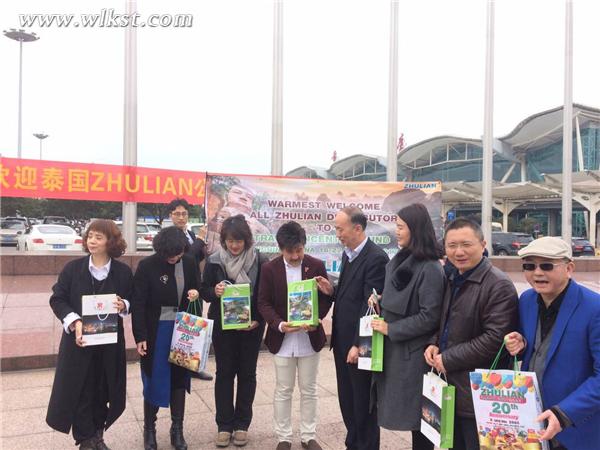 重庆市澳网官方网站局副局长王定国、重庆市澳网官方网站局国际处处长宋俊红在机场接待泰国速远集团董事长比亚瓦一行。