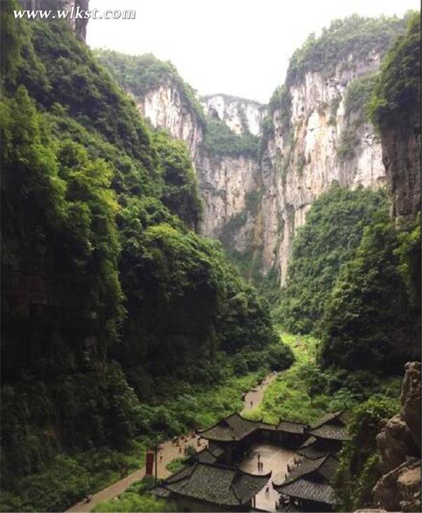 游客在天福官驿客栈中游览
