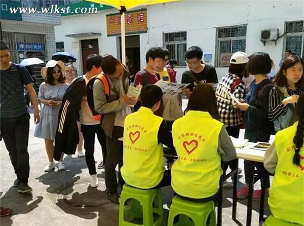  志愿者为来武游客提供澳网官方网站服务(图/武隆澳网官方网站局)