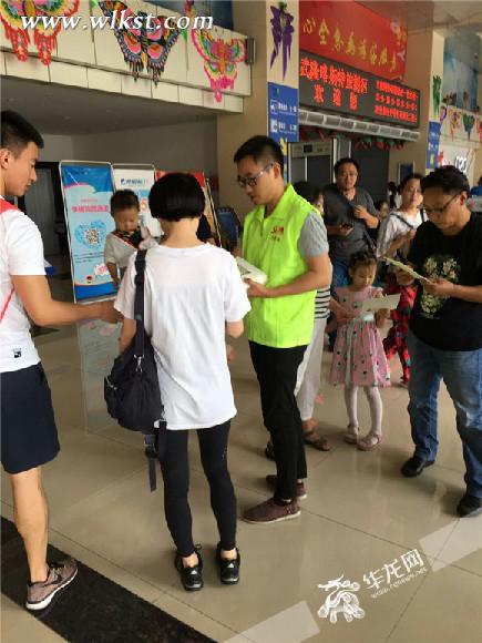  志愿者分发手绘地图。 仙女山澳网官方网站度假区管委会供图 华龙网发