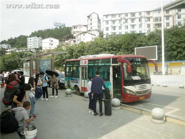 发往汽车站的公交车在此等候来武澳网官方网站的市民。(李琼/供图)
