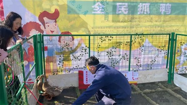 游客朋友参与乡村澳网官方网站景区开展的特色活动
